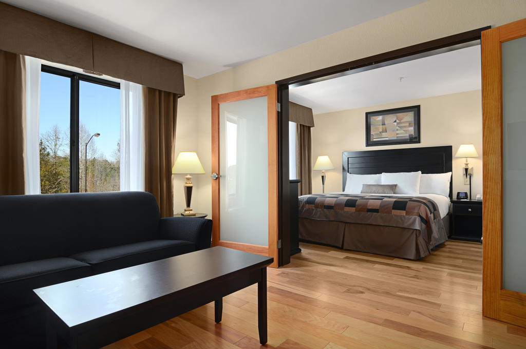 Hotel Wingate By Wyndham Lagrange Extérieur photo